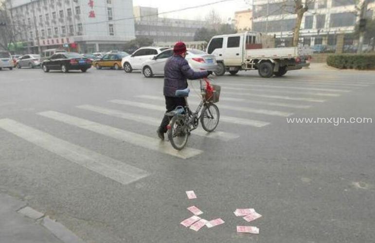 女人梦见捡钱了是什么预兆：女人梦见捡到很多钱啥意思