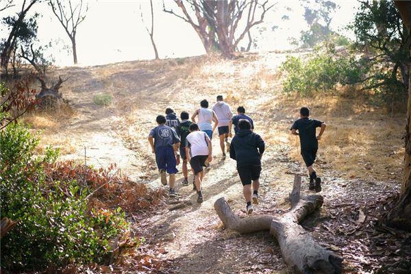 女人梦见被坏人追着跑：女人梦见被坏人追着跑跑到别人家装扮成老爷爷