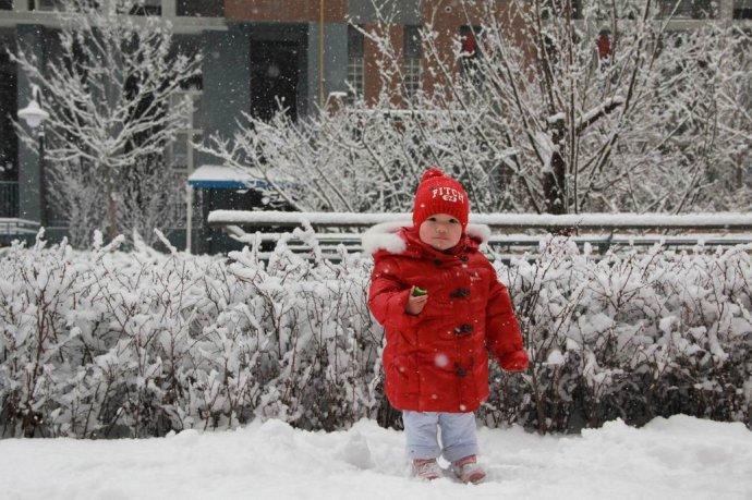 梦见大雪很厚在雪地走：梦见走在雪地里雪很厚突然大雪冲来我就跑后来被一个男的救了