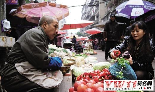 梦见买菜做饭给别人吃：梦见自己做饭给亲戚朋友吃