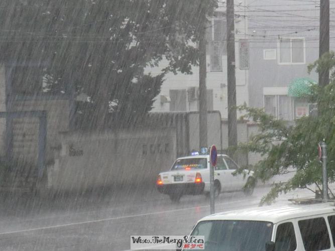 梦见瓢泼大雨预示什么：梦到电闪雷鸣瓢泼大雨