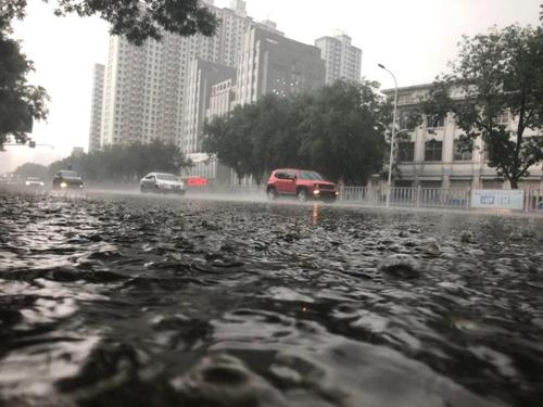 梦见瓢泼大雨预示什么：梦见下瓢泼大雨