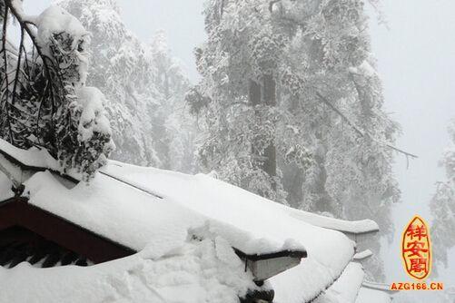 梦见大雪纷飞积雪很厚：我做梦下雪.还有积雪