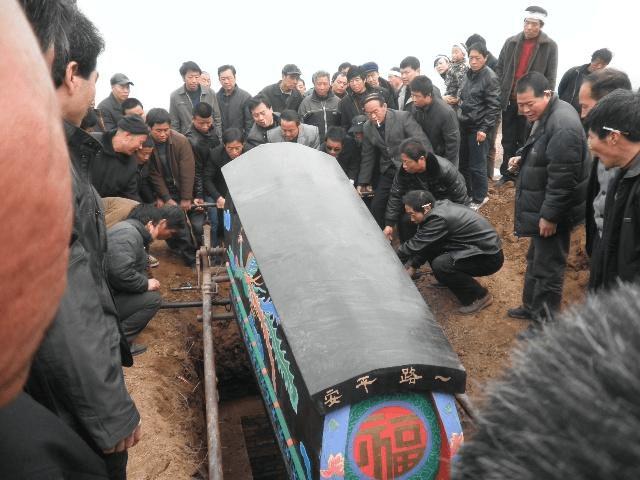 梦见抬死人棺材出殡是什么预兆：梦见自己帮忙抬死人出葬这好