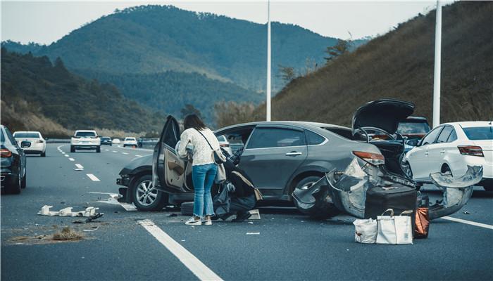 梦见开车撞到小孩：解：晚上梦到自己开车