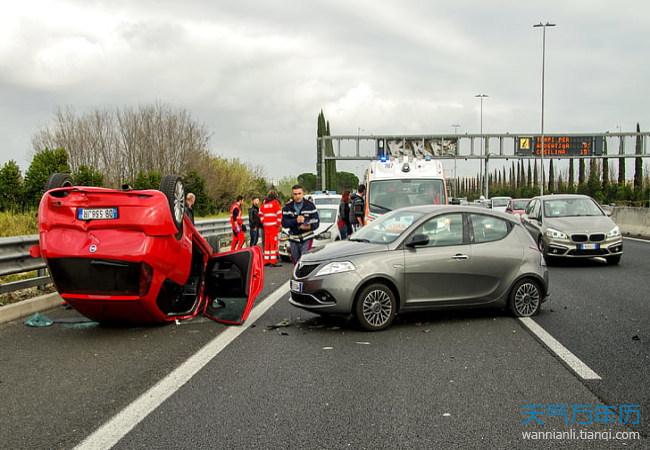 梦见别人开翻车人没事：梦到翻车