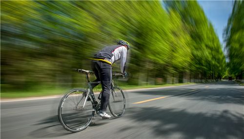 女人梦到自行车很难骑：我昨晚梦见骑自行车就是骑不动