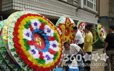 周公解梦梦见花圈是什么意思：梦见看到花圈是何兆