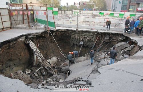 梦见地裂地陷逃生成功：梦到山崩地裂逃跑成功好