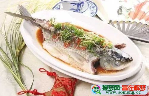 梦见吃熟鱼是什么意思：梦见吃鱼鱼熟了没死用筷子插鱼眼
