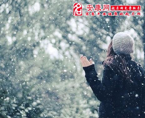 梦见地上有雪但没下雪：梦见地上有雪但没下雪雪很厚我在上面快乐的跑雪还在发光