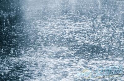 梦见被大雨淋湿躲雨：梦到下雨被淋湿躲进茅房躲雨是什么意思