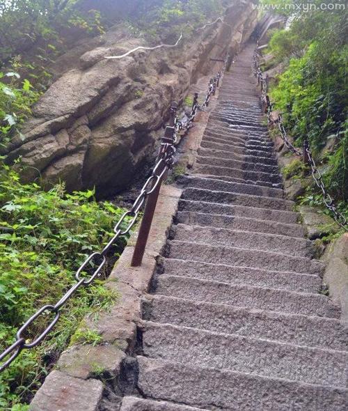 女人梦见爬陡峭的坡：梦见爬好陡的坡爬上去的路好像是过独木桥一样也走过去了