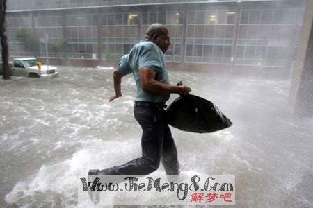 梦见被大雨淋湿全身：梦见大雨浇在身上什么意思