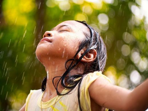 梦见被大雨淋湿全身：我梦见大雨淋身全身都是湿的