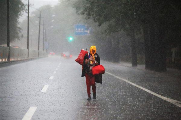 梦见被大雨淋湿全身：梦见下大雨淋得全身被湿