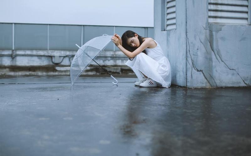 梦见自己在大雨中淋雨：梦到站在雨中淋雨是什么意思呢