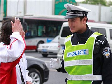 梦见报警寻求警察帮助：梦见被人追杀我跑到警察跟前报警什么意思