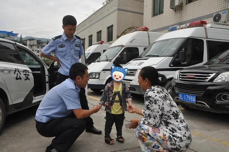 梦见报警寻求警察帮助：梦见自己的手机被老同学给拿着扔到水里报警了好多警察给我打捞