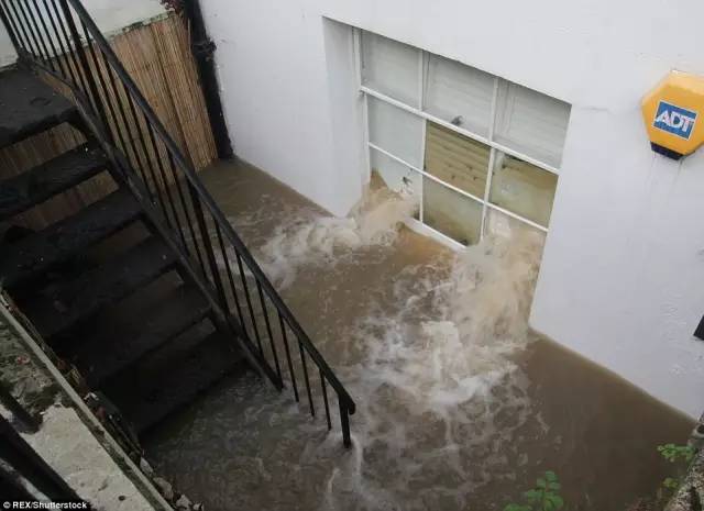 梦见家里发大水被淹：梦见水淹了房子满地是水