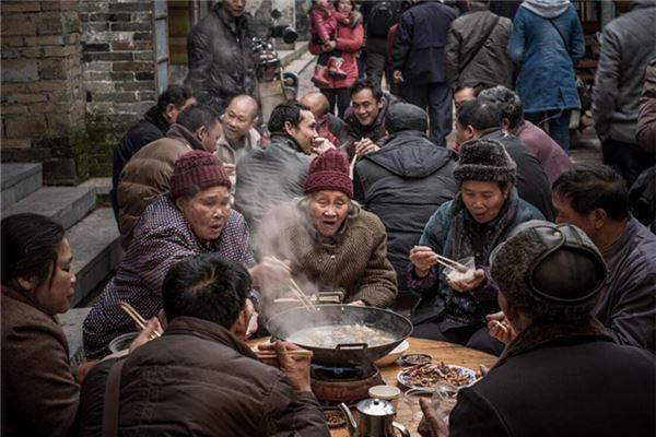 梦到几个朋友一起吃饭：梦见一群熟人在一起吃饭