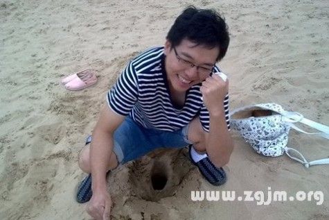 梦见自己拉了一大堆屎：女人梦见自己拉很多屎