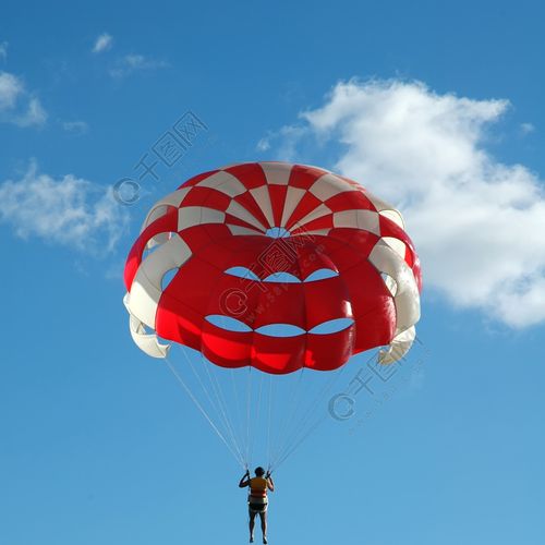 梦见跳伞是什么意思：梦见自己和老公跳伞平安着路