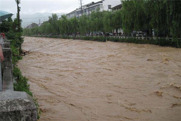 梦见洪水爆发冲走房屋,人,树等一切：梦见洪水冲走现在住的房子