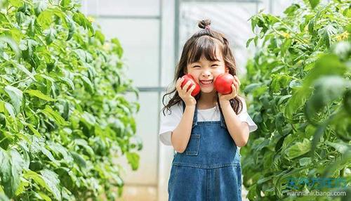 梦见生了个女儿还看清了长相：谈恋爱梦见生了个女儿还看清了长相而且还一家人吃饭