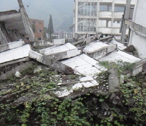 梦见地震摇晃但是没事：梦见地震 房屋这些都在晃动 但并没有倒塌