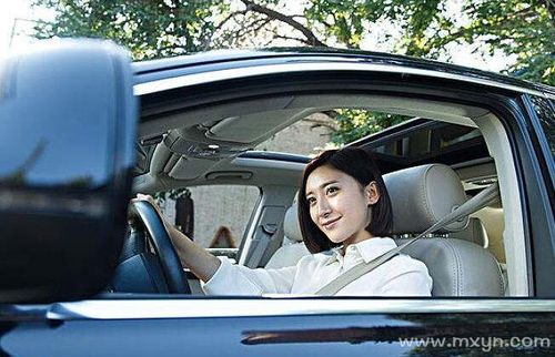 女人梦见开车是什么意思：女人梦见自己开车不熟练什么意思