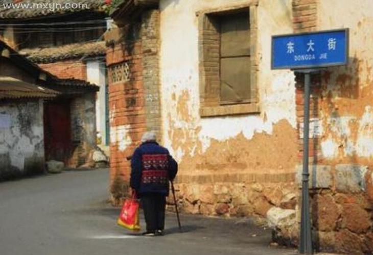 梦到奶奶复活了有什么兆头：梦见死去的奶奶一下子在我面前复活了