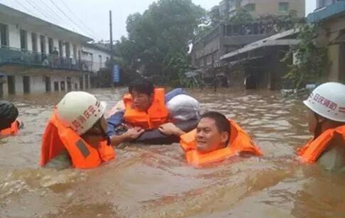 梦见发大水逃跑和家人：