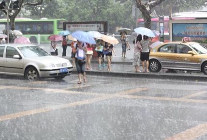 男人梦见下雨是什么征兆：男人做梦梦到下雨是什么意思