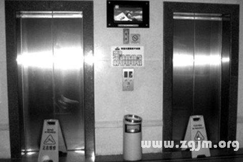 梦见电梯门坏了：连着两天做梦梦见坐电梯电梯坏了 第一天是梦见去网吧 电梯门快关是我跳了进去 电梯直接就下去了