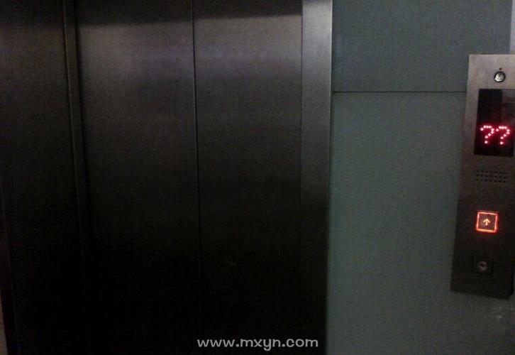 梦见坐电梯下降：梦见坐电梯速下降但无危险