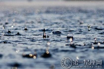 女人梦见下雨什么预兆：女人梦见下大雨是什么预兆