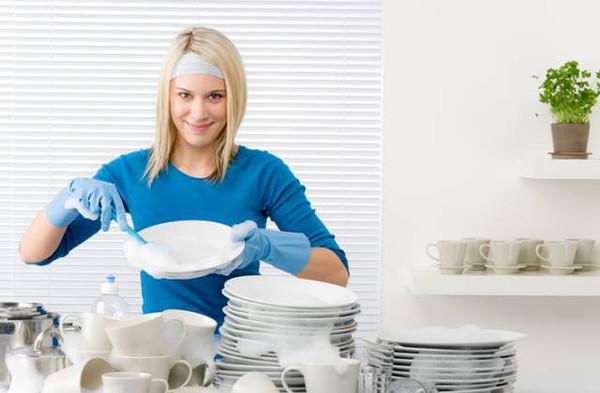 梦见洗碗洗盘子：中年女人梦见自己洗碗