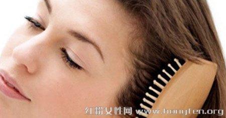 女人梦见梳头什么预兆：女人梦见梳头梳子上很多头发有什么预兆