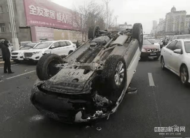 梦见亲人翻车但是人没事：梦见老公开车翻到水里车全部散架但人没事