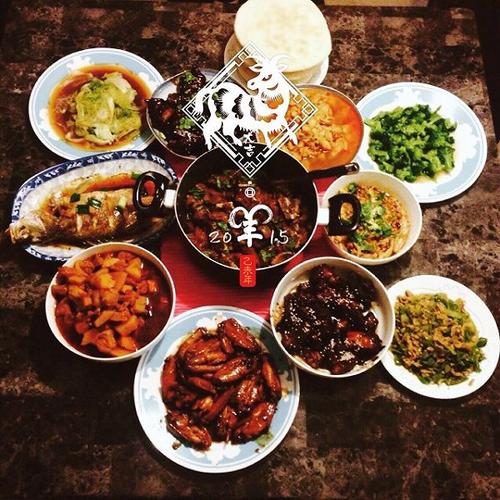 梦见吃大鱼大肉：梦见生吃大鱼大肉啥意思
