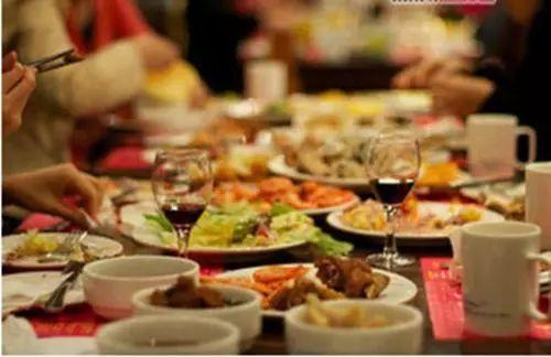 梦见吃大鱼大肉：梦见请很多人吃牛肉鱼大鱼大肉什么意思