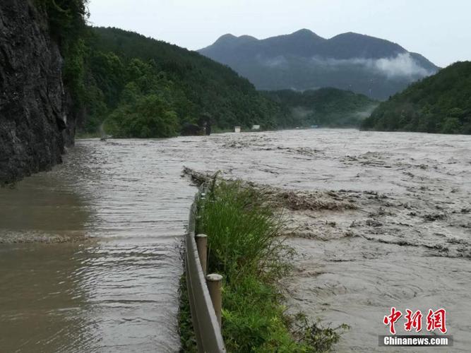 梦见过河涨水过不去了什么意思