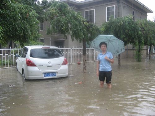 梦见发大水把自己家房子冲塌了