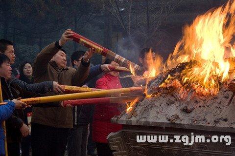 女人梦见烧香好不好 什么意思 预兆