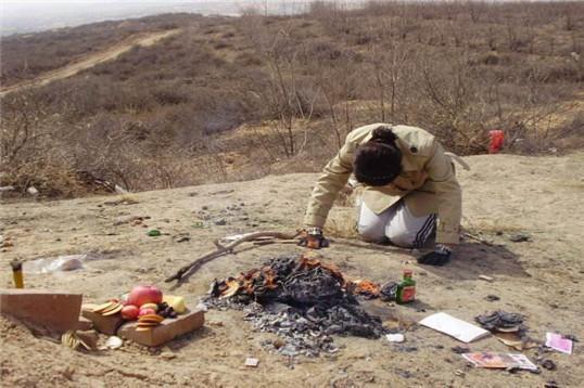 梦见别人抬死人从我身边路过