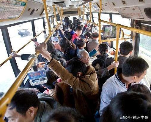 梦见自己坐公交车上很多人