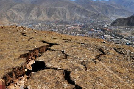 梦见山崩地裂是什么征兆,梦见山崩地裂逃生成功是什么意思图1