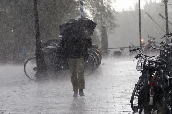 已婚女人梦见倾盆大雨在路上