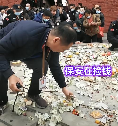 梦到捡到很多钱是什么意思